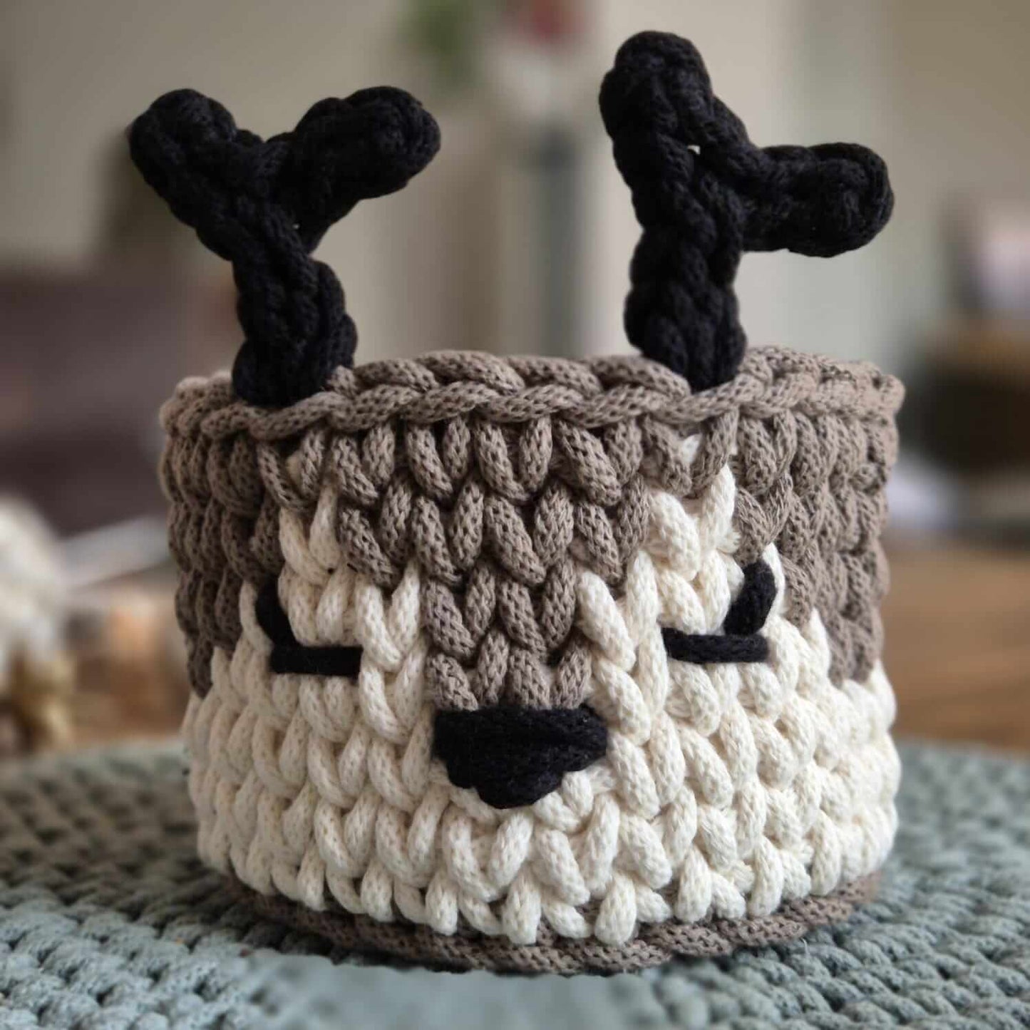 Rentierkorb aus Baumwolle – gehäkelte Weihnachtsdeko aus recycelter Baumwolle - handgemacht von FRANZISWELT - 2024 -