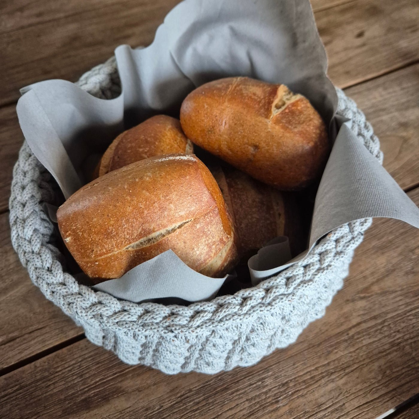 Handgehäkelter Brotkorb aus Baumwolle – handgemacht und nachhaltig aus recycelter Baumwolle - handgemacht von FRANZISWELT