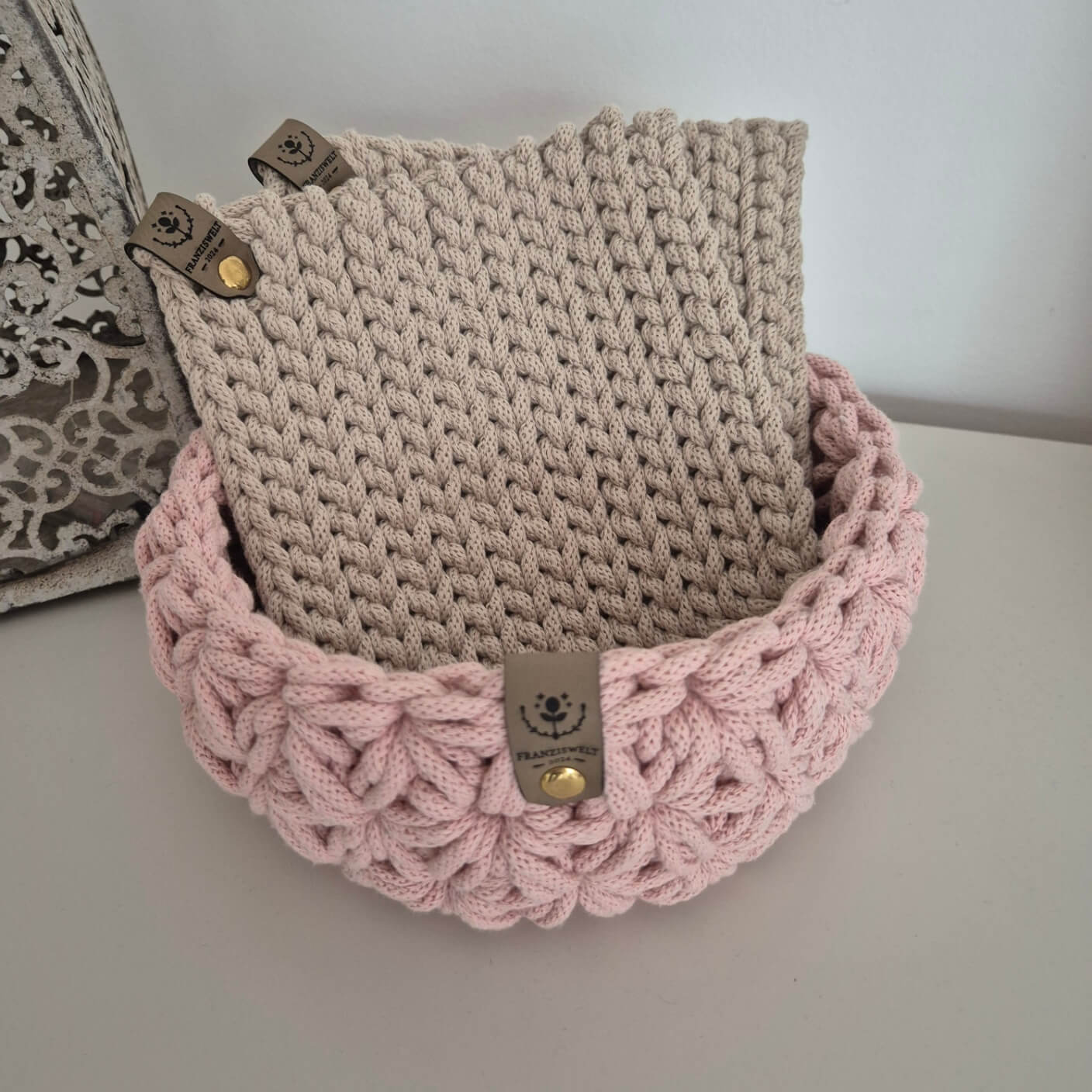 Brotkorb Geschenkset aus Baumwolle – handgehäkelt mit Topflappen aus recycelter Baumwolle - handgemacht von FRANZISWELT