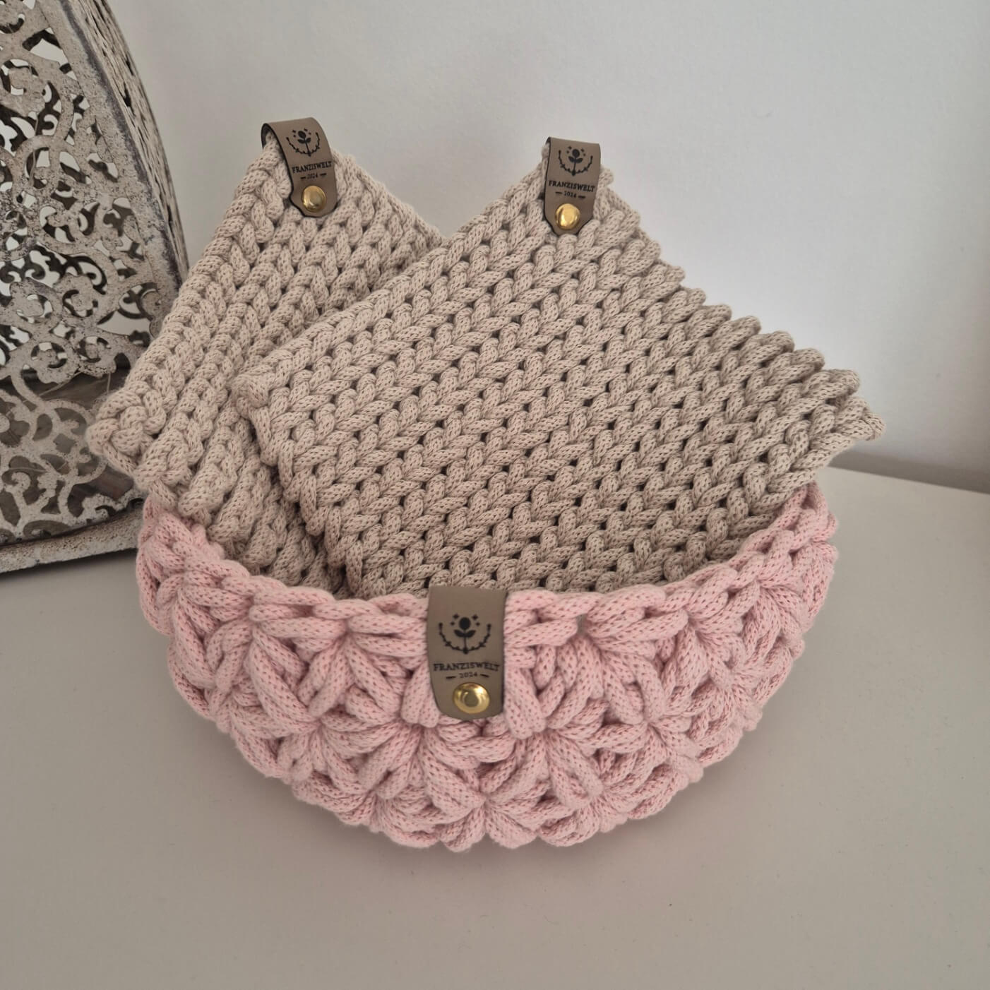 Brotkorb Geschenkset aus Baumwolle – handgehäkelt mit Topflappen aus recycelter Baumwolle - handgemacht von FRANZISWELT