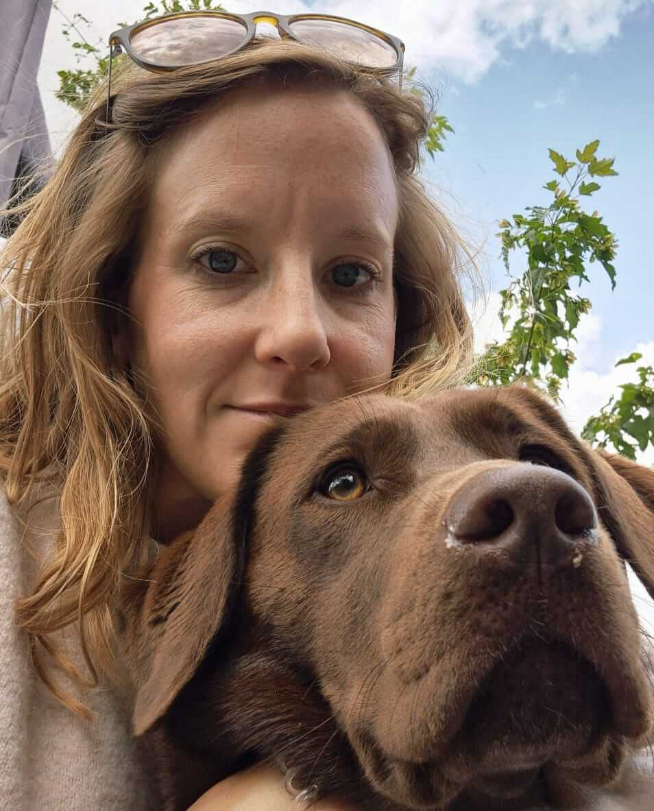 Franzi mit ihrem Hund – Gründerin von Franziswelt vor blauem Himmel, natürlich & herzlich