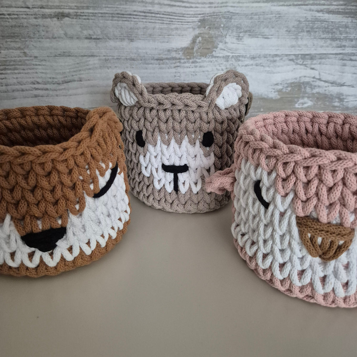 Fuchskorb, Bärenkorb und Pinguinkorb aus Baumwolle nebeneinander – Fuchs links, Bär mittig, Pinguin rechts
