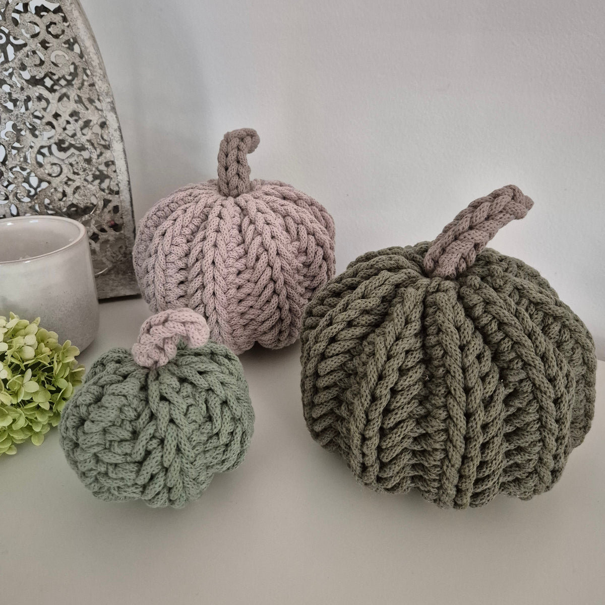 Gehäkelter Deko-Kürbis aus Baumwolle in Beige, Frontansicht