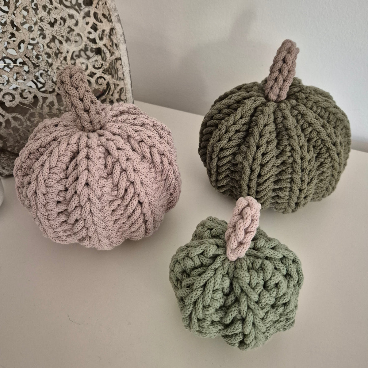 Gehäkelter Deko-Kürbis aus Baumwolle als Herbstdeko im Wohnzimmer