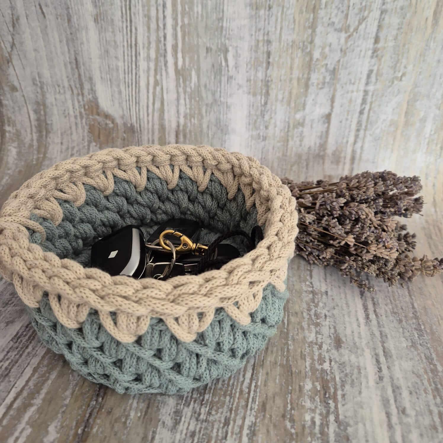 Zweifarbiger Häkelkorb zur Aufbewahrung - FRANZISWELT -2024-