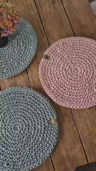Kurzes Video mit runden gehäkelten Platzsets in Altrosa & Blau, kombiniert mit floralem Essteller