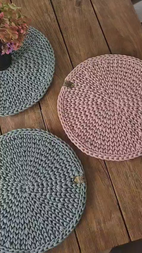 Kurzes Video mit runden gehäkelten Platzsets in Altrosa & Blau, kombiniert mit floralem Essteller