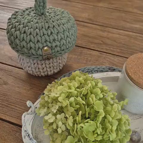 Video mit gehäkeltem Eichelkörbchen aus Salbeigrün und Natur auf Holzuntergrund, liebevoll dekoriert mit Hortensie im Herbststil