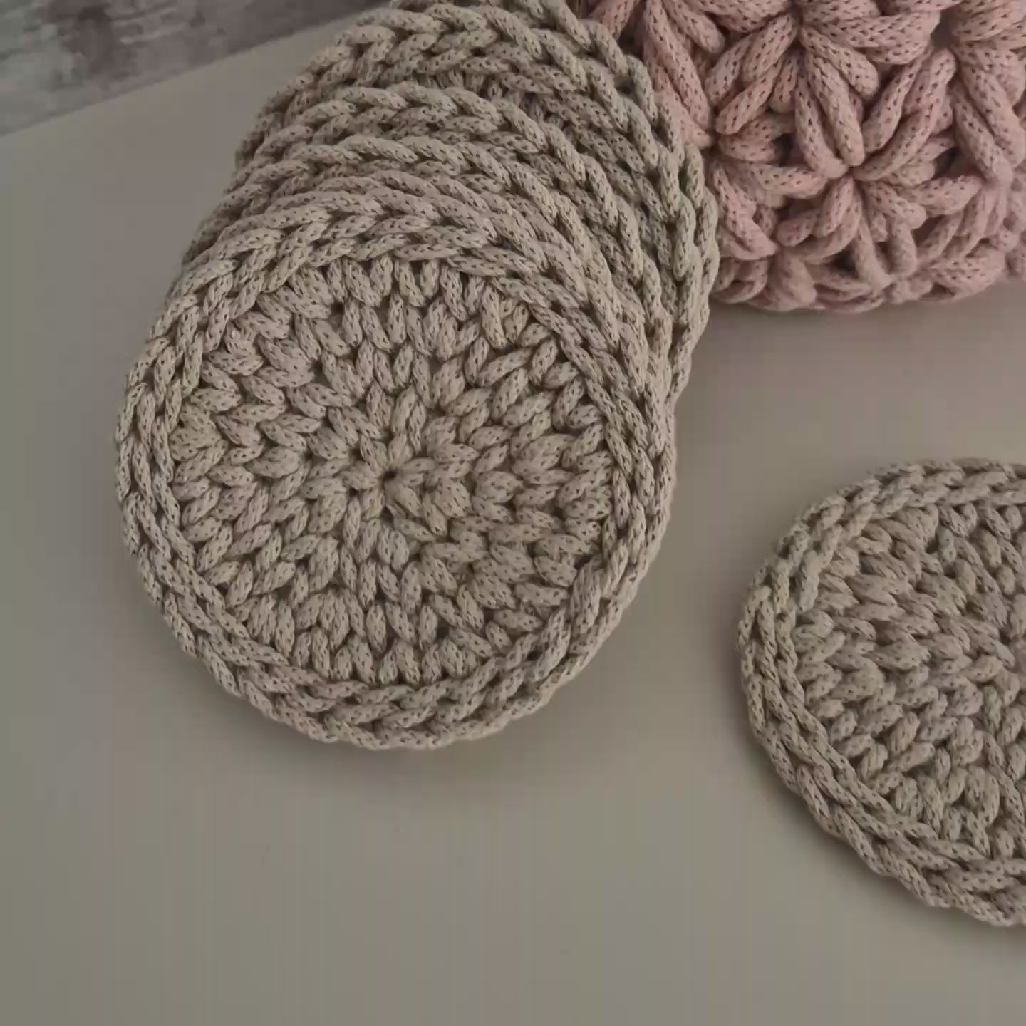 Detailaufnahme gehäkelter runder Untersetzer aus beigem Garn – Nahaufnahme mit Strukturfokus