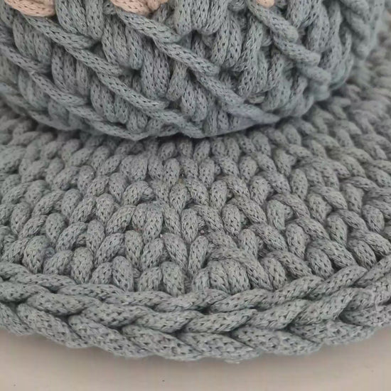 Video: Nahaufnahme eines handgemachten Häkelkorbs in Grün-Beige – zeigt Struktur, Maschenbild & Garnoptik im Detail