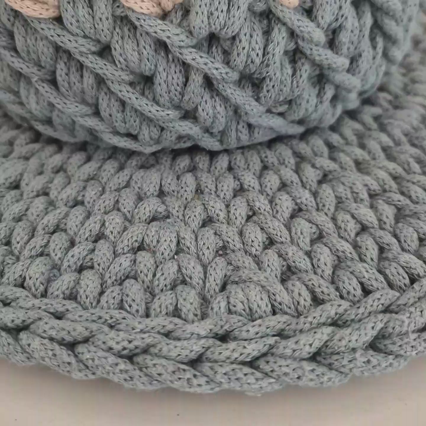 Video: Nahaufnahme eines handgemachten Häkelkorbs in Grün-Beige – zeigt Struktur, Maschenbild & Garnoptik im Detail