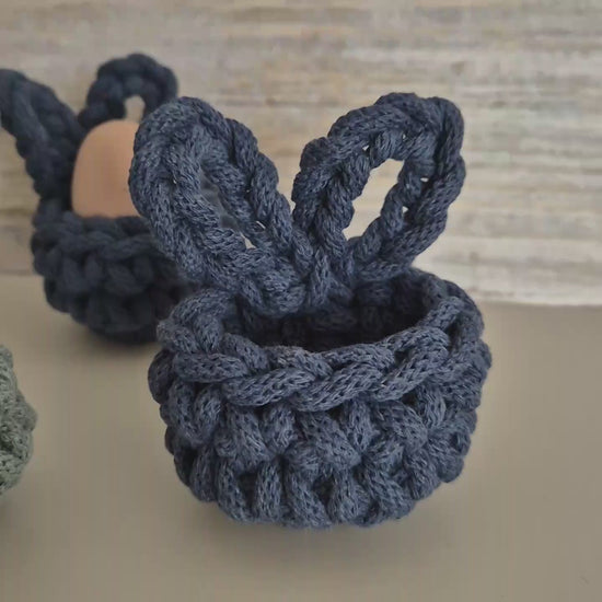 Video: Eierbecher gehäkelt – dunkelblau, Detailansicht, nachhaltige Osterdeko