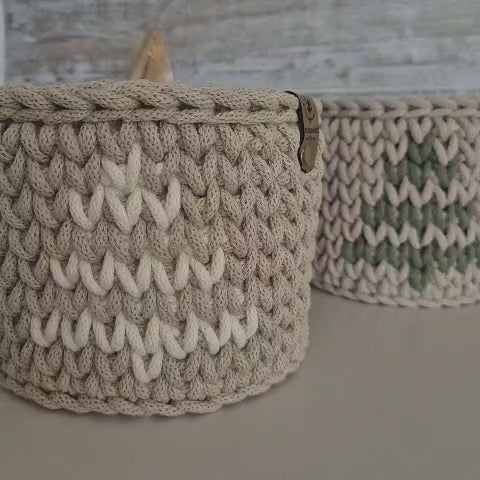 Nahaufnahme zweier Häkelkörbe mit Tannenbaummuster in Weiß und Grün – handgemachte Weihnachtsdeko